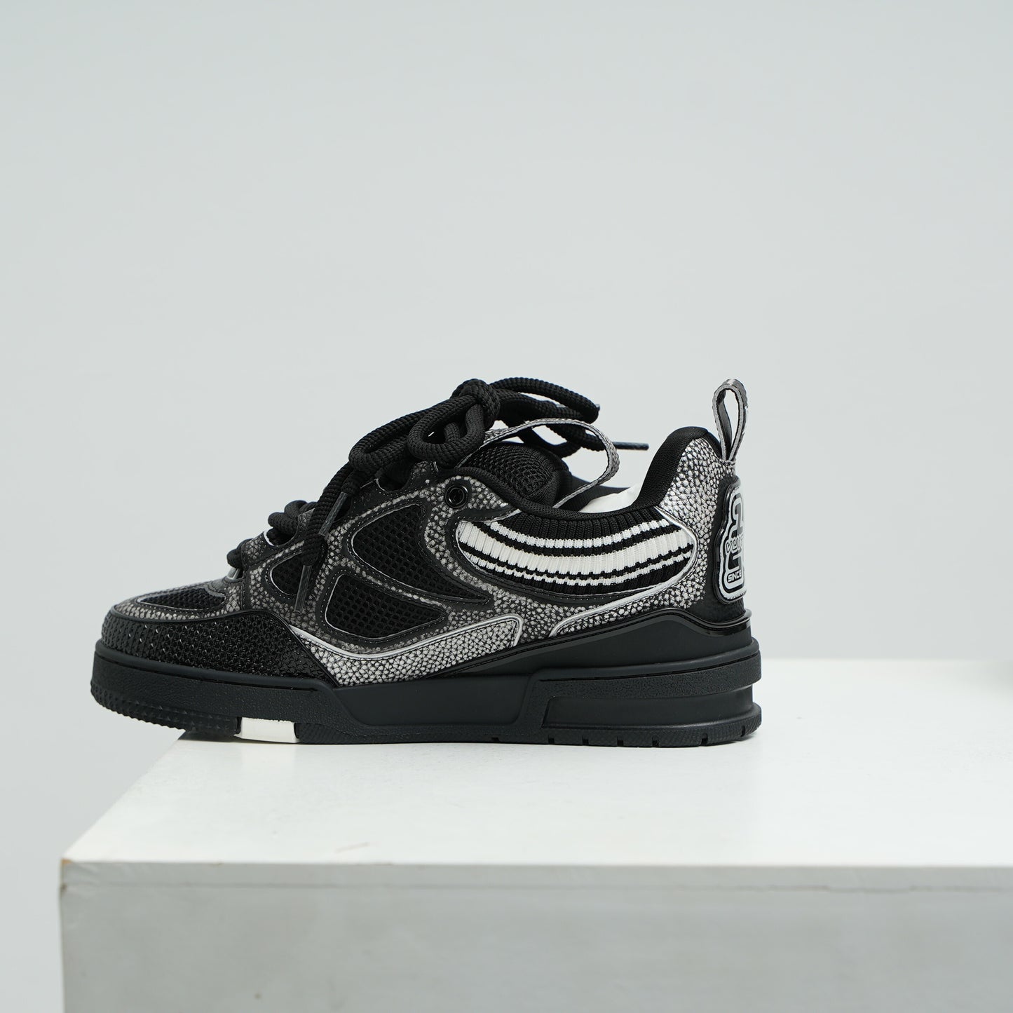 Louis Vuitton | Trainer Low Black & White Monogram Flower