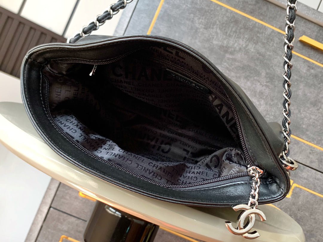 Chanel | Medium Ultimate Soft Tote | Black