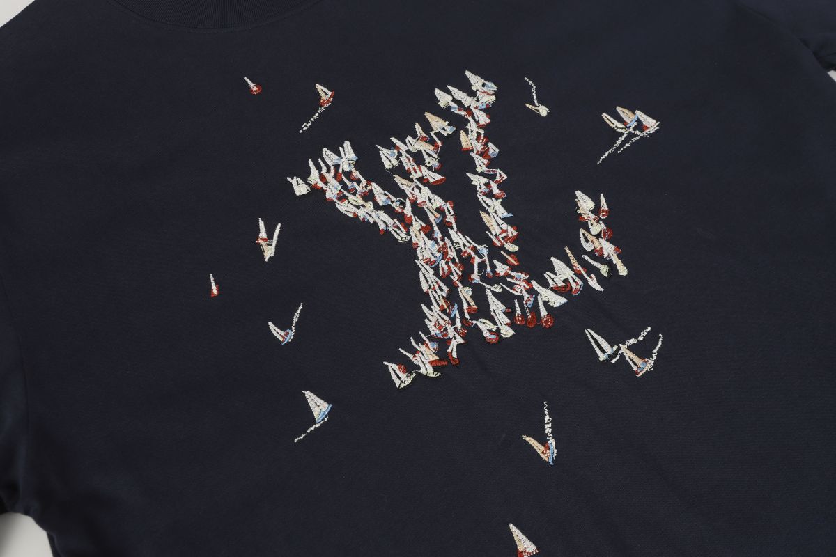 Louis Vuitton | Graphic LV Formation Tee | Navy