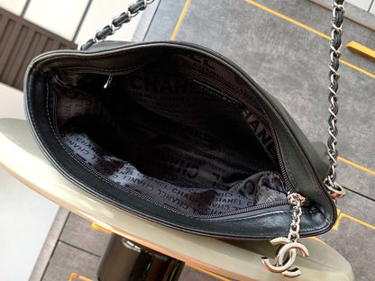 Chanel | Medium Ultimate Soft Tote | Black